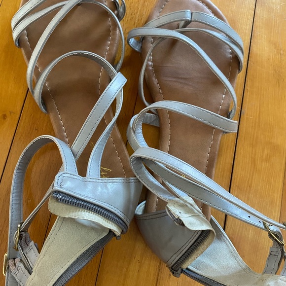 Gray size 9 gladiator sandals - Picture 2 of 2